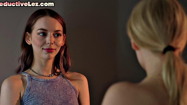 Лесбиянка с характером подкалывает мелкую грудь на тройничке