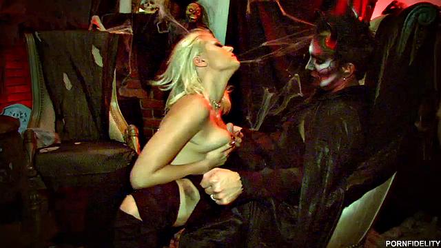 три похотливые ведьмы жадно сосут и скачут на членах