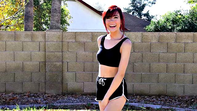 Рыжая умница соблазняет в обтягивающих шортах