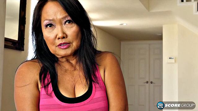 зрелая Мэнди мастурбирует с игрушкой в спортзале