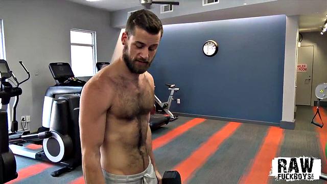 волосатый качок дрочит свой здоровый член наедине