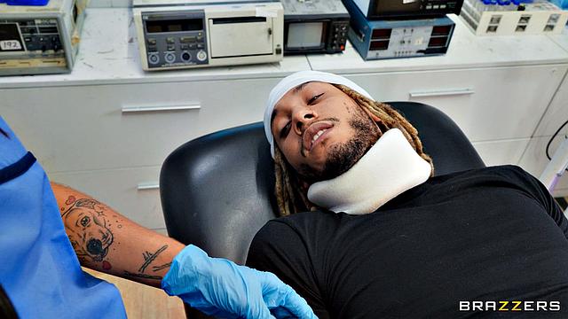 озорная медсестра лечит пациента глубоким минетом прямо в больнице