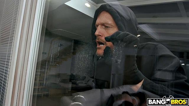 Sneaky Threesome with Ivy