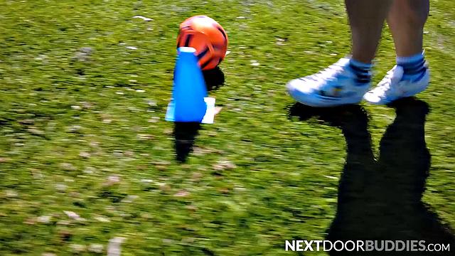 роман тодд наказывает феликса фокса своим внушительным агрегатом