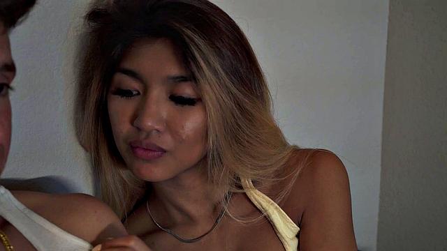 отрубили свет - блондинка не дает расслабиться, доводит до жесткой концовки