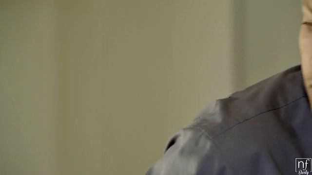 волосатая брюнетка в кружевном белье страстно скачет на члене