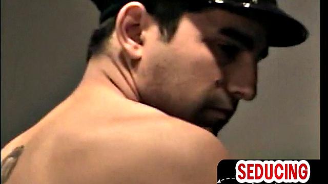 жаркий зрелый папик соблазняет натурала-копа на домашний минет