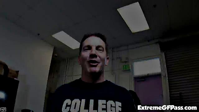 Трое мечтают о сиськах, а потом все забывают про диету - блондинка с формами в деле.