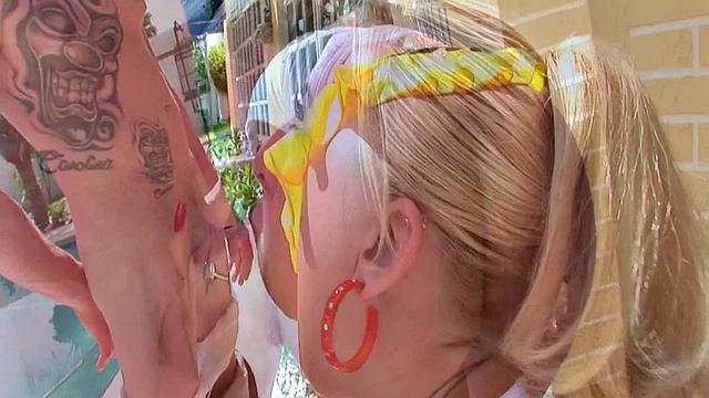 пышногрудая блондинка на роликах получает анальный разнос