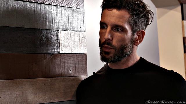 Кайли соблазняет Джеймса на горячий секс между взрослыми коллегами в офисе, несмотря на их браки и споры - страсть берёт верх снова и снова.