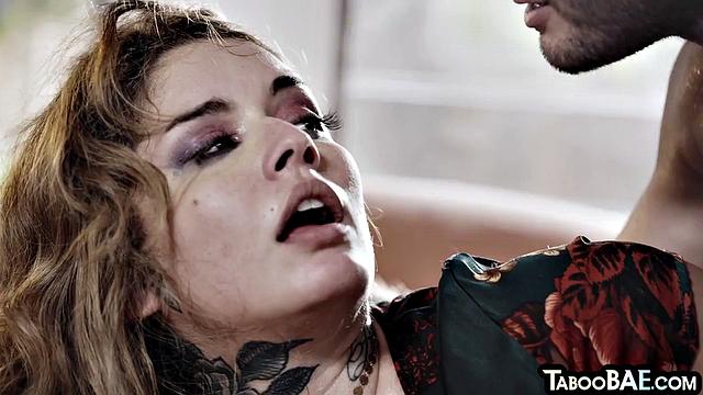Big ink babe gets pounded by man