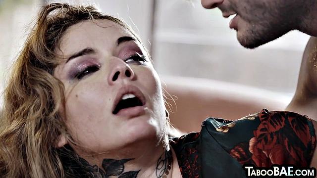 Big ink babe gets pounded by man
