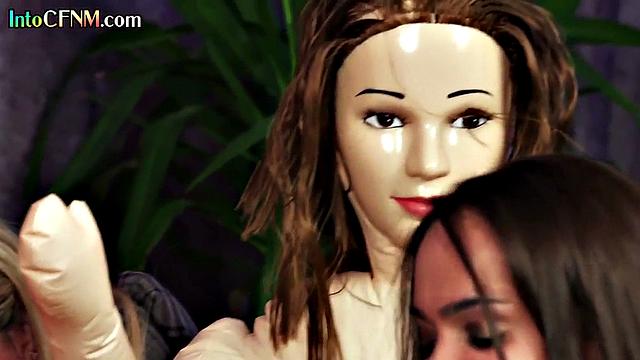 Cumthirsty babe gives HJ to guy