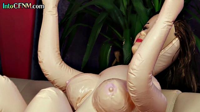 Cumthirsty babe gives HJ to guy