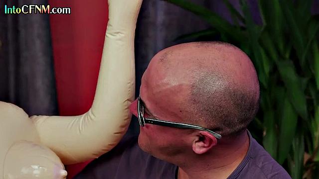 Cumthirsty babe gives HJ to guy