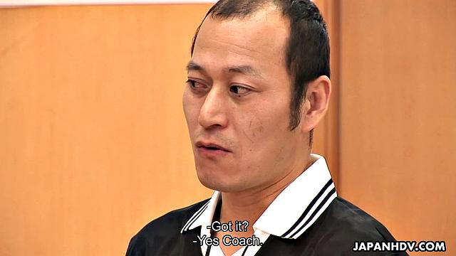 японские футболисты устраивают жаркий групповой трах