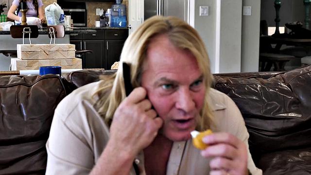 похотливая падчерица в чулках соблазняет дедушку на диване