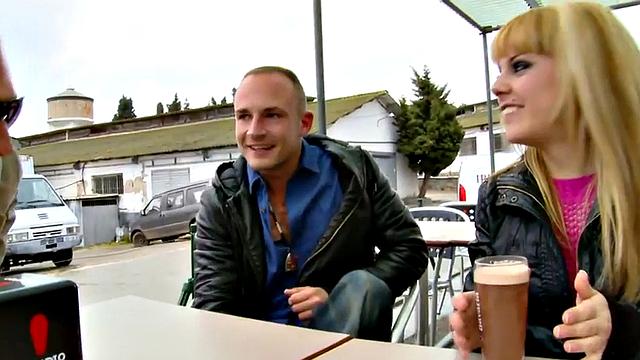 жестко трахает на улице, пизда течет и просит ещё