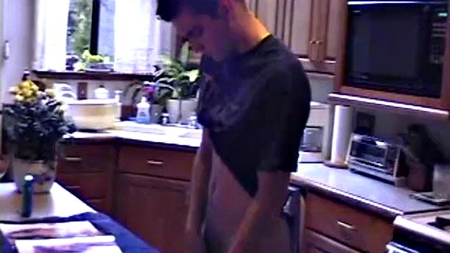 рик дрочит член и кончает на камеру