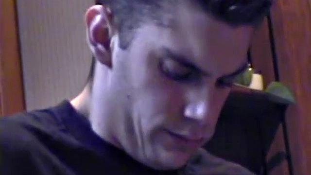 рик дрочит член и кончает на камеру