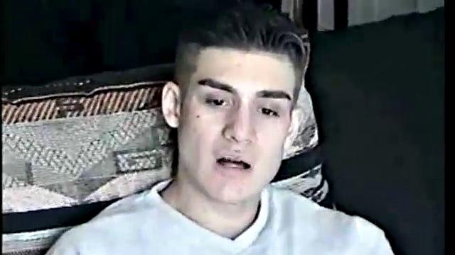 Тони дрочит члену и ловит сперму на руку