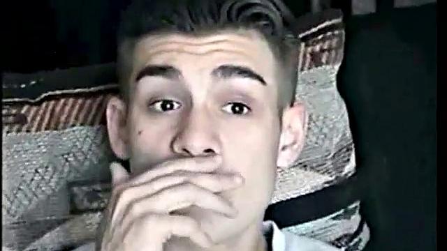 Тони дрочит члену и ловит сперму на руку