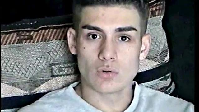 Тони дрочит члену и ловит сперму на руку