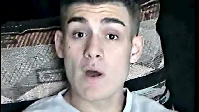 Тони дрочит члену и ловит сперму на руку