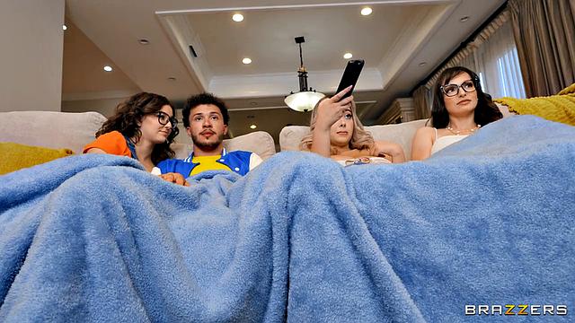 Похотливая соседка и мачеха соблазняют молодую пару за обедом, аполлон не устоял перед лексией и леаной!