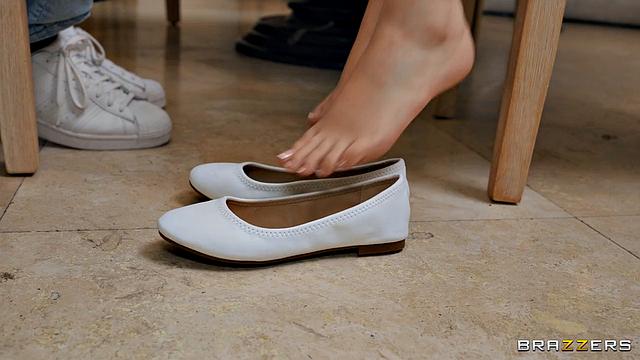 Похотливая соседка и мачеха соблазняют молодую пару за обедом, аполлон не устоял перед лексией и леаной!