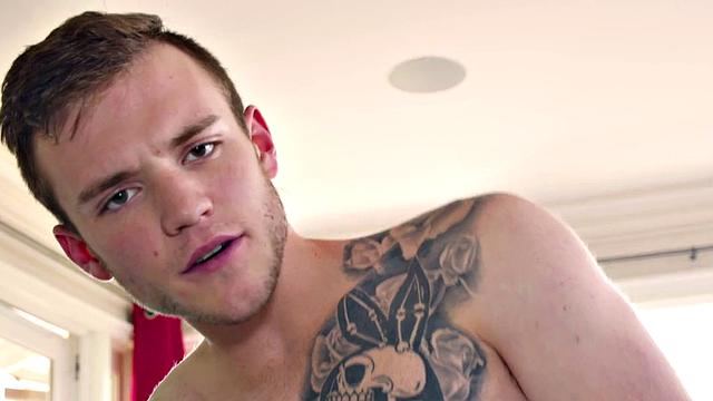 стройный пассив отсасывает и получает порцию спермы в зад