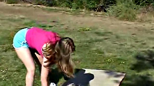 little april трёт свою киску на улице под солнцем