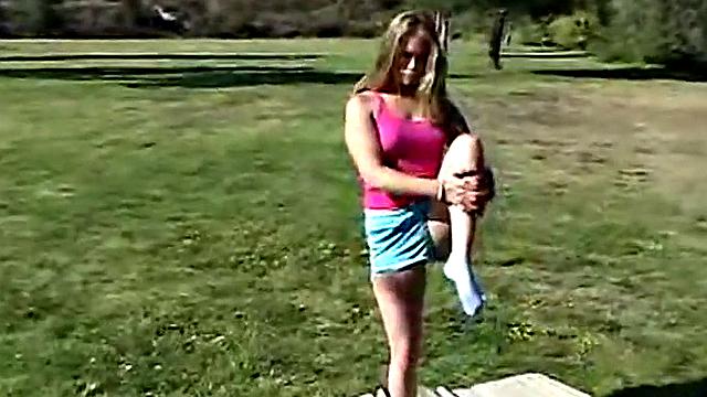 little april трёт свою киску на улице под солнцем