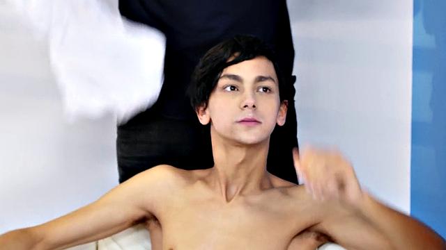 горячая брюнетка в ночнушке сосет и скачет в би-тройничке