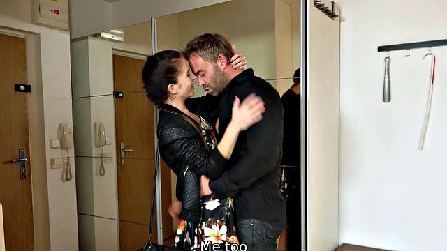 деловая женщина вылизывает мужу жопу после работы