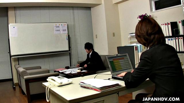 Тсубаки с игрушкой и ловкими руками устраивает веселый бардак