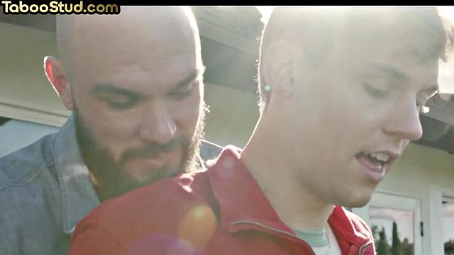 Skinny twunk gaping after DILFs' penetration