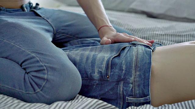 Handsome twinks sucking before bareback in couple