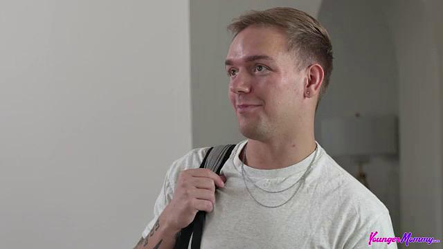 зрелая мачеха в белье сосет и трахается с пасынком