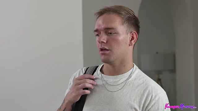 зрелая мачеха в белье сосет и трахается с пасынком