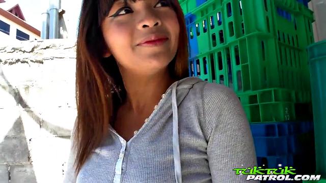 Пенни разносит белого туриста гладко выбритой писькой и крутым минетом