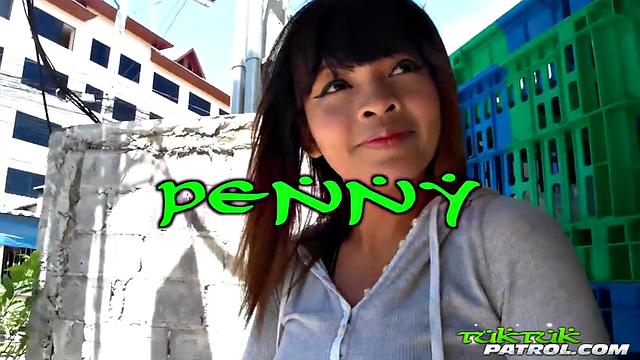 Пенни разносит белого туриста гладко выбритой писькой и крутым минетом