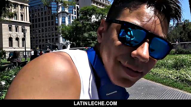 латинский мачо сдался за деньги и с удовольствием сосёт оператору