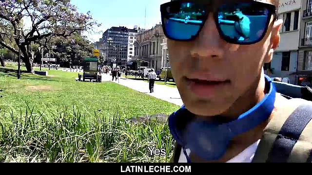 латинский мачо сдался за деньги и с удовольствием сосёт оператору