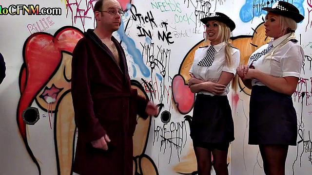 британские зрелые полицейские дрочат члены через дырку в стене