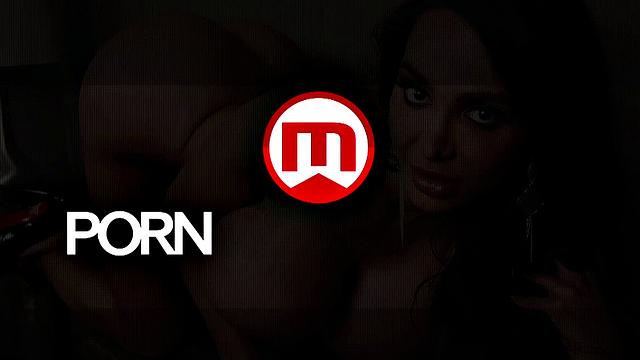 Мира раздвигает стройные ноги и играет с сочной киской