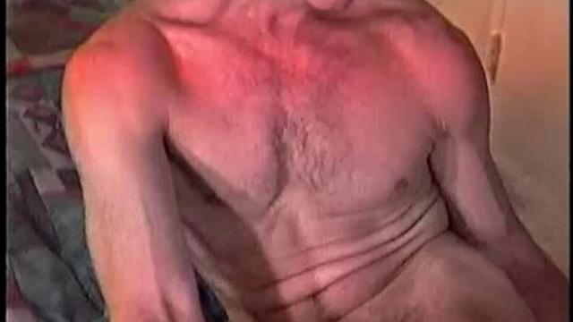 женственный парень трахается игрушкой и кончает мощно
