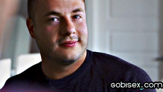 Стройная латинка с страпоном трахается с би-парнями втроём на камеру.