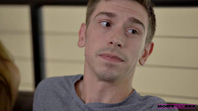 две зрелые блондинки трахают пасынка и ловят сперму в киску