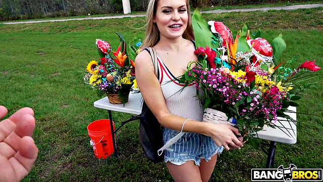 Блондинка Angel Aurora трахается с Peter Green в автобусе на День святого Валентина, раздевается за деньги и получает сперму на лицо.